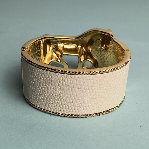 WESTERN GLAM  Y2k Mustang Horse Hinged Cuff Bangle Clamper Bracelet White… - Picture 3 of 9